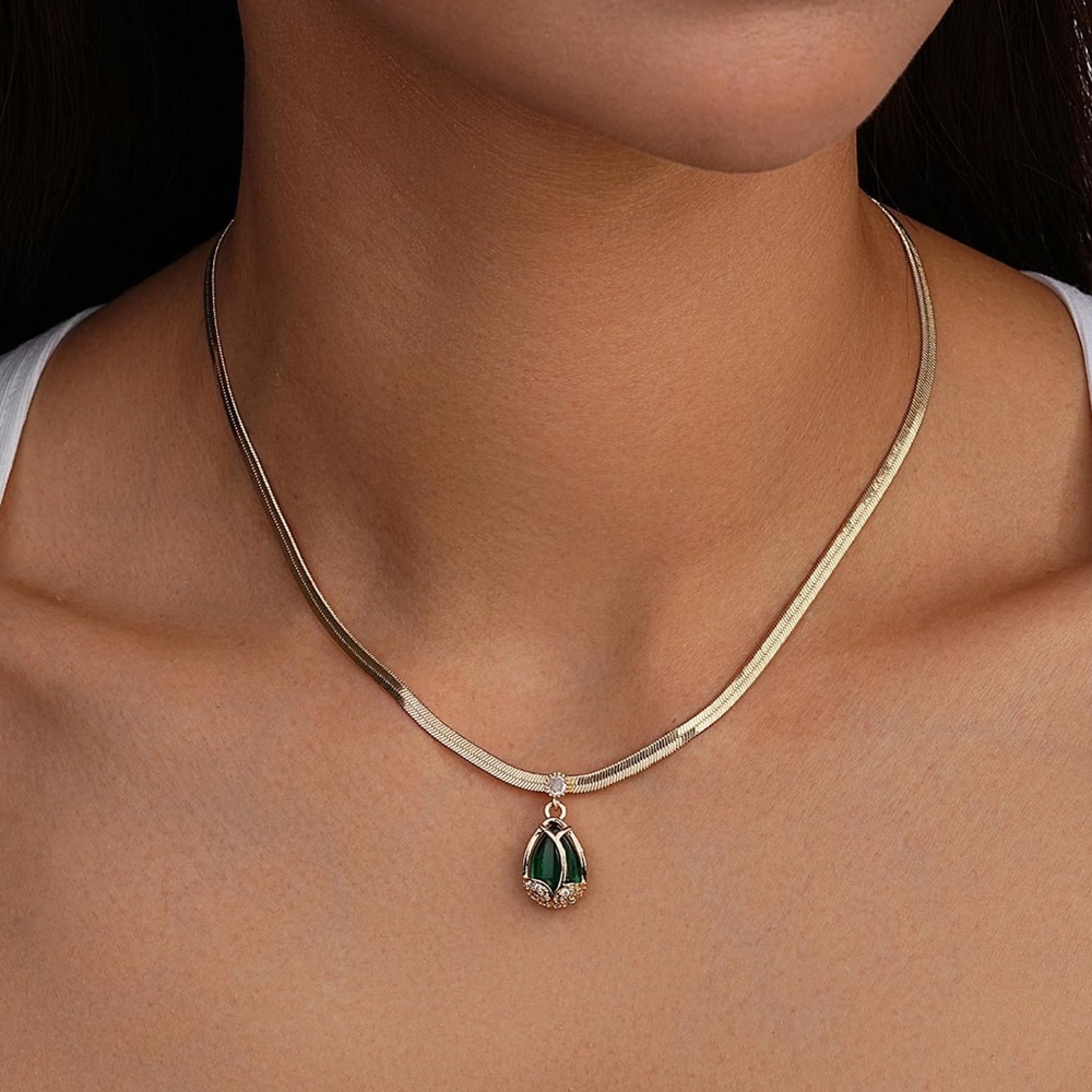 Elegant Necklace with Green Pendant